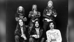 CIRCA 1974: Members of the space rock group Hawkwind including Del Dettmar (top left), drummer Simon King (left front), Dave Brock (center top), Lemmy Kilmister (center front) and Simon House (right front) and Nik Turner (right rear) pose for a portrait in circa 1974. (Photo by Michael Ochs Archives/Getty Images)