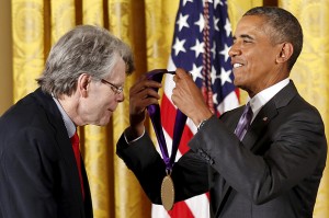 U.S. President Barack Obama presents author Stephen King with the National Medal of Arts during a ceremony at the White House in Washington September 10, 2015. REUTERS/Kevin Lamarque - RTSJEK